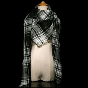 ⭐️⭐️SOLD⭐️⭐️NEW, Winter Plaid Scarf/Shawl